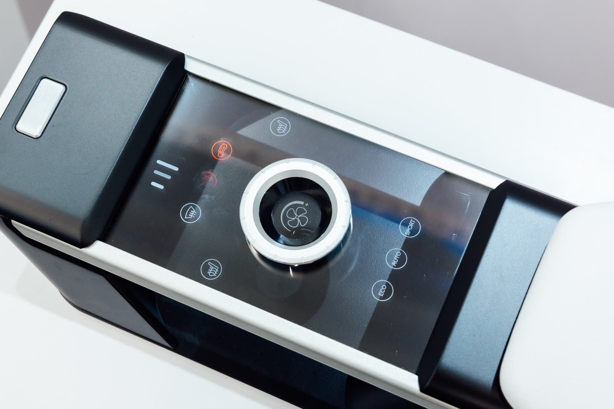 �ԘO���O(sh��)Ӌ�����CrystalSense Console����������օ^(q��)���턓(chu��ng)��ͻ�ƣ��������[���ں��s�����^�У������ÑҸ�ʽ���o���䲣������c�����|�X��?�����|�E���|݅���ֹ���r������ṩֱ�������h(yu��n)���Ļ������?��